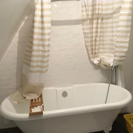 펜션 Maison Typique Auvergnate, Piscine Et Four A Pain