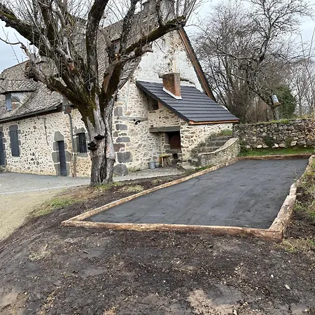 別荘 Maison Typique Auvergnate, Piscine Et Four A Pain