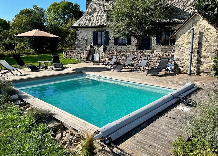 Maison Typique Auvergnate, Piscine Et Four A Pain Holiday home *